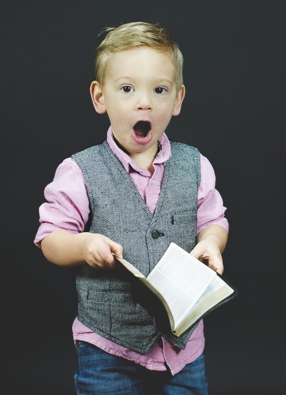 Niño sorprendido
